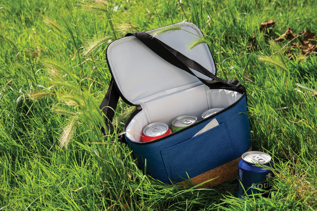 Sac isotherme avec des canettes à l'intérieur
